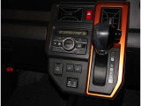 スマートキー付きです。スマートキーとは鍵を車に差し込まなくても、ドアノブを触ったりするだけで、ドアロックを解錠できます。これが凄く便利なんですよ。