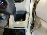 運転席側前部にドリンクホルダーあります♪運転中でも手が届きやすい位置にあって使い易いです♪
