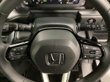ステアリングホイール・後ろの減速セレクターは、左右に取り付けられた2つのパドルスイッチで減速の強さを調整。 左側の「-」を操作すると減速を強く、右側の「+」を操作すると減速を弱くすることができます。