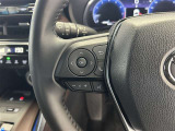 運転中、オーディオの操作をしてて、ハッとしたことはありませんか?ステアリングスイッチは、運転中でもハンドルでオーディオの操作が可能です。安全なドライブをサポートします。