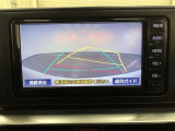 【バックガイドモニター】後方の映像をナビ画面に表示するだけでなく、ステアリング操作に連動して動くガイド線も同時に表示!予想進路の確認をしながら後退できるので便利です!