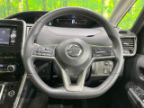 インテリアに合わせたデザインのステアリングは、運転される方のことも考え、運転しやすい形状、大きさです。是非一度、実際に触ってお確かめください。