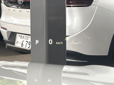 【カラーヘッドアップディスプレイ】現在の速度や走行情報をデジタル表示で運転席前方のガラスに投影!カラー付きで視認性も高く、運転中目線をずらさず必要な情報を確認できるのでとっても便利で安心!