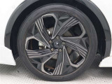モデリスタの19インチアルミホイールを装着しています。タイヤサイズ195/50R19