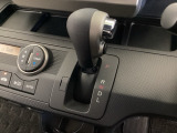 CVT車のセレクトレバーです。低速から高速まで、変速ショックのないスムーズな走りを実現するとともに、エンジン効率のよい領域を維持することで燃費にも貢献します。