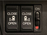 【両側パワースライドドア】両側がパワースライドドアになっており、運転席のスイッチやスマートキーでも開閉が可能です!開口部も広いので乗り降りも楽々♪