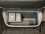 アクセサリーソケットはUSBのアダプターなどをつければ、スマホの充電にも使えます。横にはナビゲーション用の外部入力可能なUSB端子がついており、周辺には物が置けるボックスがついています。
