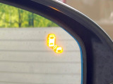 【ブラインドスポットインフォメーション】走行中、ドアミラーの死角になりやすい箇所に後続車が接近するとサイドミラー付近に警告を表示、ドライバーに注意喚起をしてくれます。