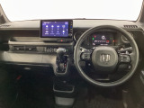 車内は光触媒抗菌消臭施工済です。スタイリッシュなデザインでスポーティなインパネ周りを演出します。グローブボックスやカップホルダーのほかにトレーなどたくさんの収納スペースが付いています。