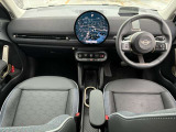 運転席及び助手席におかけになっている瞬間をイメージしてみてください。重厚感のある室内空間は外からの音を遮断し、唯一のプライベート空間を演出しております。