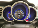 真ん中にスピードメーターを配した、見やすい3眼メーターになっています。右側のインフォメーション画面でオドメーターや燃費などの情報を確認できます。