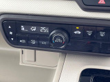 【オートエアコン】一度お好みの温度に設定すれば、車内の温度を検知し風量や温度を自動で調整。暑い&hellip;寒い&hellip;と何度もスイッチ操作をする必要はありません。快適な車内空間には必須の機能ですね♪