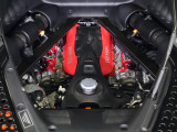 V8ツインターボエンジン(3990cc)と3基の電動モーターを組み合わせたPHEVシステムを搭載し、システム出力は1,000cvに到達します。