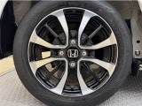 アルミホイール付き!「純正」なので車のデザインともマッチしています。お洒落は足元から。。。といいますから♪