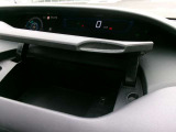 運転席上部収納。小物・サングラス等収納可能。USBポート有り。