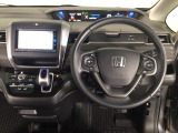 【ハンドル】運転にかかわる様々な操作を安全に行えるように視点移動が少なく操作性に配慮されたスイッチ類が凝縮されたコックピットです。