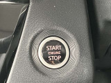 キーを取り出さなくてもエンジン始動ができるプッシュエンジンスターター。車内にキーがあればボタンを押すだけでエンジン始動できます。