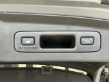 お好みの位置で止められるメモリー機能付の電動リアゲートです!後ろが狭い駐車場でもスムーズに荷物を積めて、さらに背が低い人の手がムリなく届く高さで止めることも可能です!