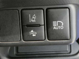 オートマチックハイビーム装備です。先行車や対向車のライトを認識し、ハイビームとロービームを自動で切り替える機能です。夜道の視界を確保します。詳細は販売店スタッフまでおたずねください。