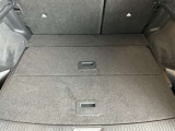バックドアは大きく開きます。定員乗車時でも十分広いラゲッジスペースを確保しています。ラゲッジボードを外すと普段使わない物などを収納できるスペースがあります。