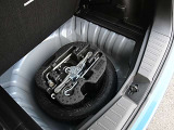 ラゲッジ下部には、スペアタイヤと工具類