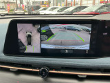 【アラウンドビューモニター】周囲を見渡せる映像で、スムースな駐車をサポートします