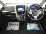 運転にかかわる様々な操作を安全に行えるように視点移動が少なく、操作性に配慮されたスイッチ類が凝縮されたコクピットです。