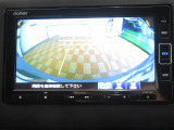 ギヤをRに入れるとナビの画面に後ろの映像が映るリヤカメラ付!後退時の安全確認やコンディションの悪い視界でもカラーバックモニターがドライバーをサポート☆☆☆