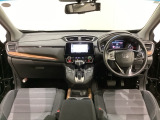 車内は光触媒抗菌消臭施工済です。スタイリッシュなデザインでスポーティなインパネ周りを演出します。グローブボックスやカップホルダーのほかにトレーなどたくさんの収納スペースが付いています。
