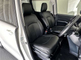 運転席/助手席です。姿勢が崩れず正確なステアリング操作で安心です。