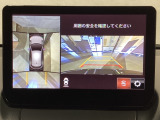 狭い場所での駐車やすれ違いなどでより的確な運転操作に役立つ360&deg;ビューモニターが装備されています。