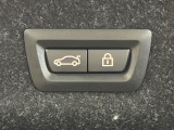 ●電動リアゲート:ワンタッチでリアゲートの開閉ができ、荷物などで両手が塞がっている状態でも簡単に開閉ができる便利機能です。