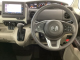 【ハンドル】運転にかかわる様々な操作を安全に行えるように視点移動が少なく操作性に配慮されたスイッチ類が凝縮されたコックピットです。