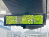 【インテリジェントルームミラー】後席の大きな荷物や同乗者で後方が確認しづらい時でも安心!カメラが撮影した車両後方の映像をルームミラー内に表示。クリアな視界で状況の確認が可能です!