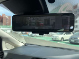 車両後方のカメラ映像により、天候の悪い日でもバック駐車、合流が安心!