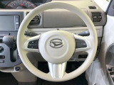 インテリアに合わせたデザインのステアリングは、運転される方のことも考え、運転しやすい形状、大きさです。是非一度、実際に触ってお確かめください。