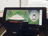 【パノラミックビューモニター】専用のカメラにより、上から見下ろしたような視点で360度クルマの周囲を確認することができます☆死角部分も確認しやすく、狭い場所での切り返しや駐車もスムーズに行えます。