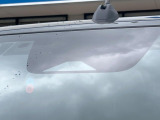 【三菱e-Assist】走行中に前方の車両等を認識し、衝突しそうな時は警報とブレーキで衝突回避と被害軽減をアシスト。より安全にドライブをお楽しみいただけます。