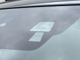 【スマートブレーキサポート】走行中に前方の車両等を認識し、衝突しそうな時は警報とブレーキで衝突回避と被害軽減をアシスト。より安全にドライブをお楽しみいただけます。