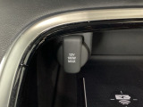 アクセサリーソケットはUSBのアダプターなどをつければ、スマホの充電にも使えます。移動中に充電もできるので便利です。