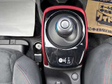 パソコンマウスのようなシフトレバーで操作はシンプルで簡単!NISMOのレッドラインがアクセントになってかっこいい!