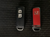 スマートキーを装備しています。鍵を差し込むことなくドアロックの開け閉めと、スタートボタン操作でのエンジンスタートができます。スペアキーも同じものを用意しております。