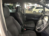運転席の画像です。足元やシートまわりに余裕があり、リラックスした姿勢で運転が可能です。視界も良好で操作系へのアクセスもしやすく、快適で安心感のあるドライブをサポートします。