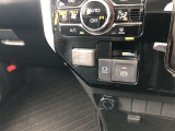 HOLD機能付きの電動パーキングブレーキ。HOLD機能を使用すると、信号待ちなどでフットブレーキから足を放しても、車は動かずそのまま停車してくれます。ドライブなど足が疲れた時には便利な機能です。