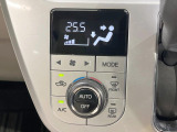 【オートエアコン】一度お好みの温度に設定すれば、車内の温度を検知し風量や温度を自動で調整。暑い&hellip;寒い&hellip;と何度もスイッチ操作をする必要はありません。快適な車内空間には必須の機能ですね♪