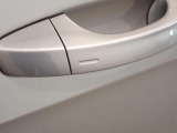 &rdquo;Keyless Access&rdquo;によって、ドアハンドルに手をかけるだけでドアロックが解除できます!