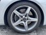 【アルミホイール】18インチのAMG5スポークアルミホイールを装着