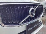 カメラのレンズは、中央のアイアンマークの「VOLVO」ロゴのすぐ下に、デザインを邪魔しないよう自然に、隠されるように配置されています。