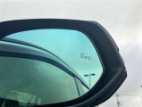 隣車線を走る車両をレーダーで検知し、ドアミラーでは確認しにくい後側方エリアに存在する車両に加え、急接近してくる車両も検知します。車両を検知するとドアミラーに搭載されたLEDインジケーターが点灯します。