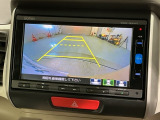 リバースギアに入れるだけで後方の表示へ切り替わります。夜間や雨の日の駐車も楽になりますよ。